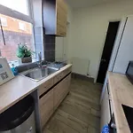 Pet Friendly 2-Bed Bond Steeet Home Near Marina & Town And Free Parking