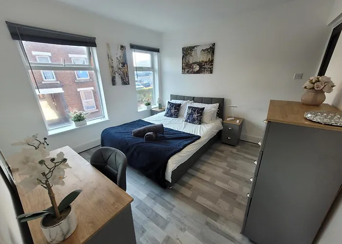 Pet Friendly 2-Bed Bond Steeet Home Near Marina & Town And Free Parking