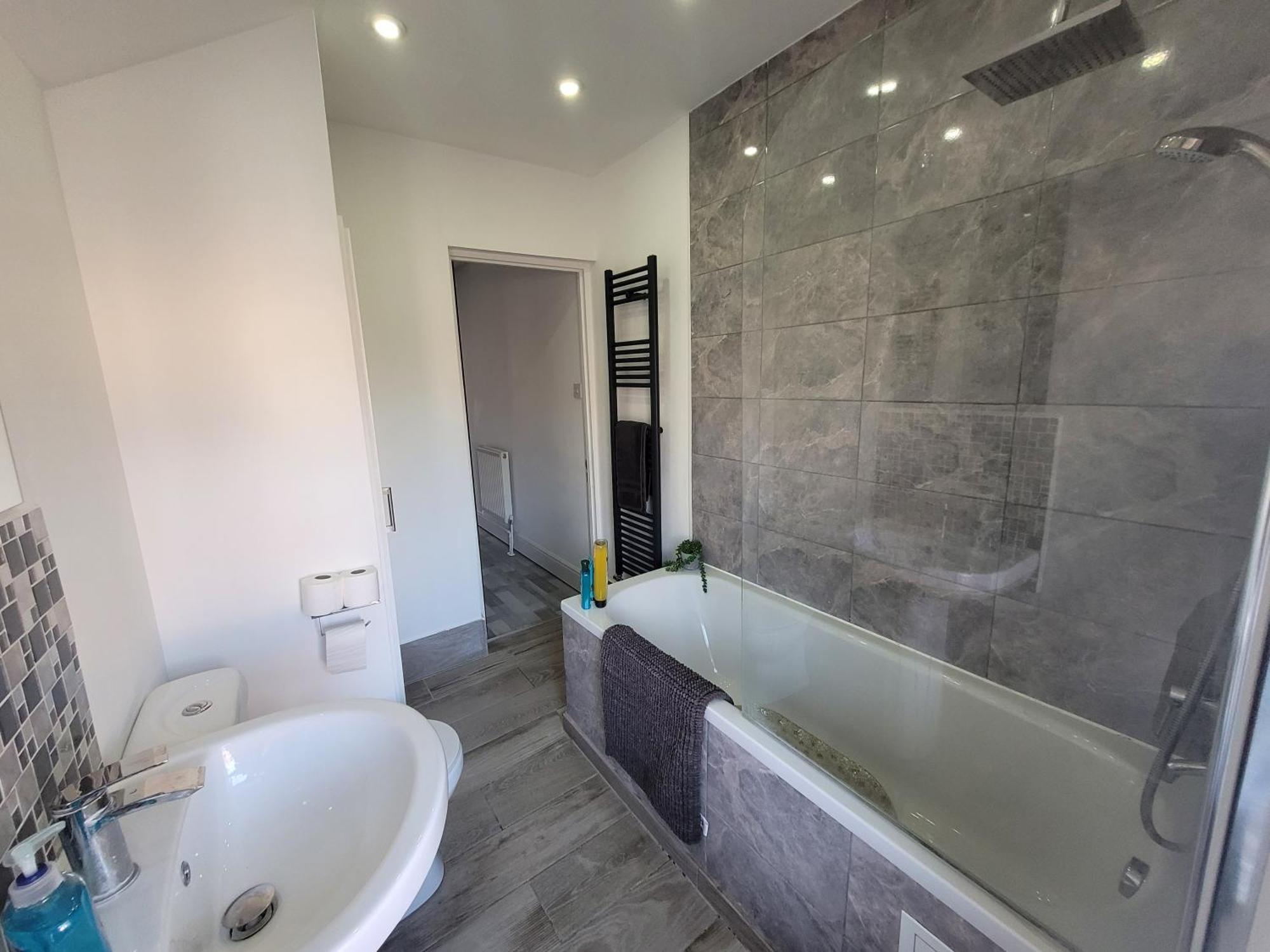 Pet Friendly 2-bed Bond Steeet Near Marina & Town And Free Parking *